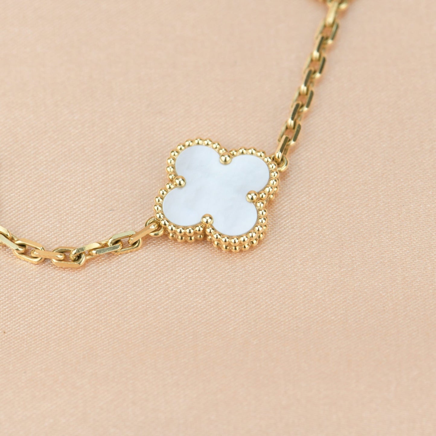 [Everoly JW]CLOVER  5 MOTIF WHITE MOP BRACELET