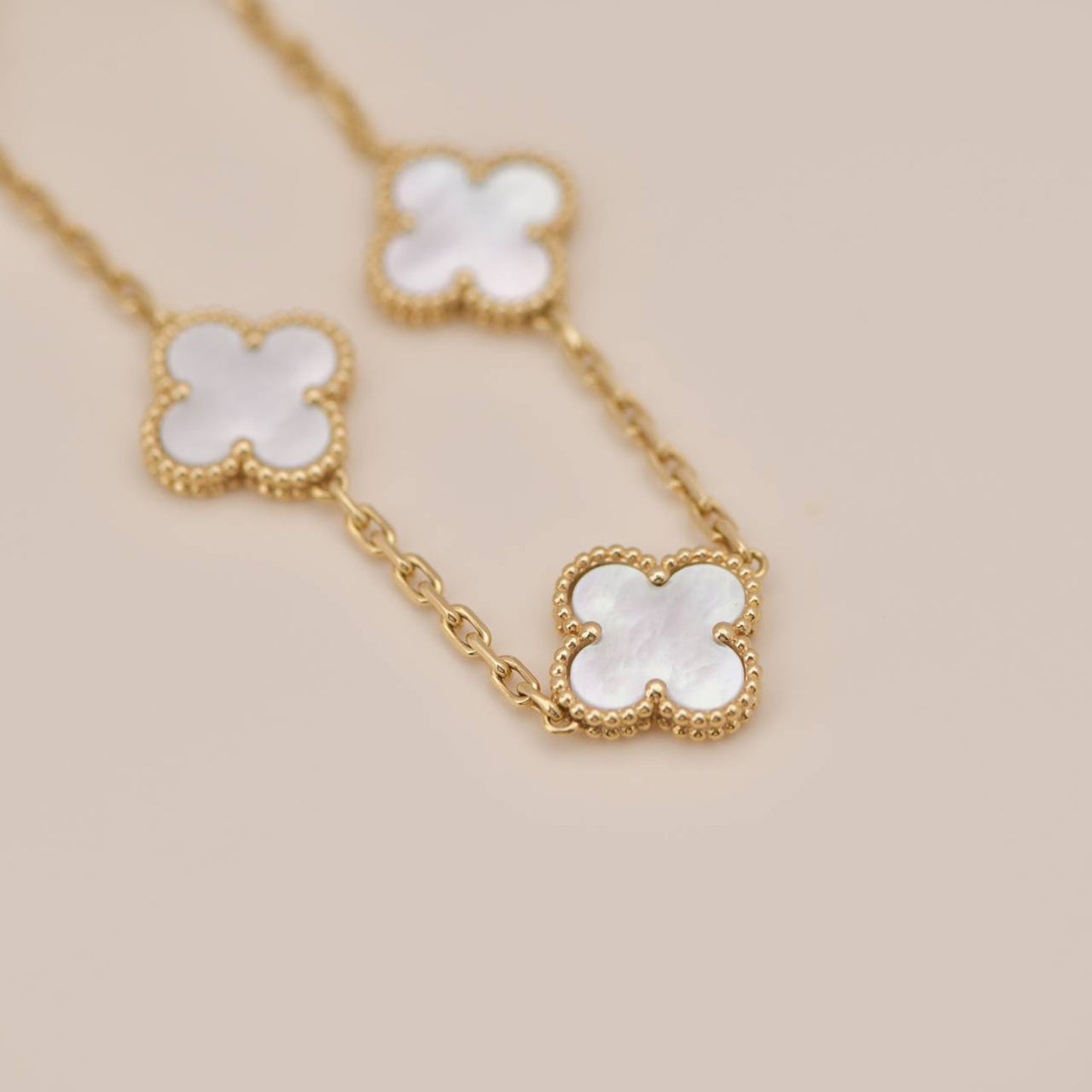 [Everoly JW]CLOVER  5 MOTIF WHITE MOP BRACELET